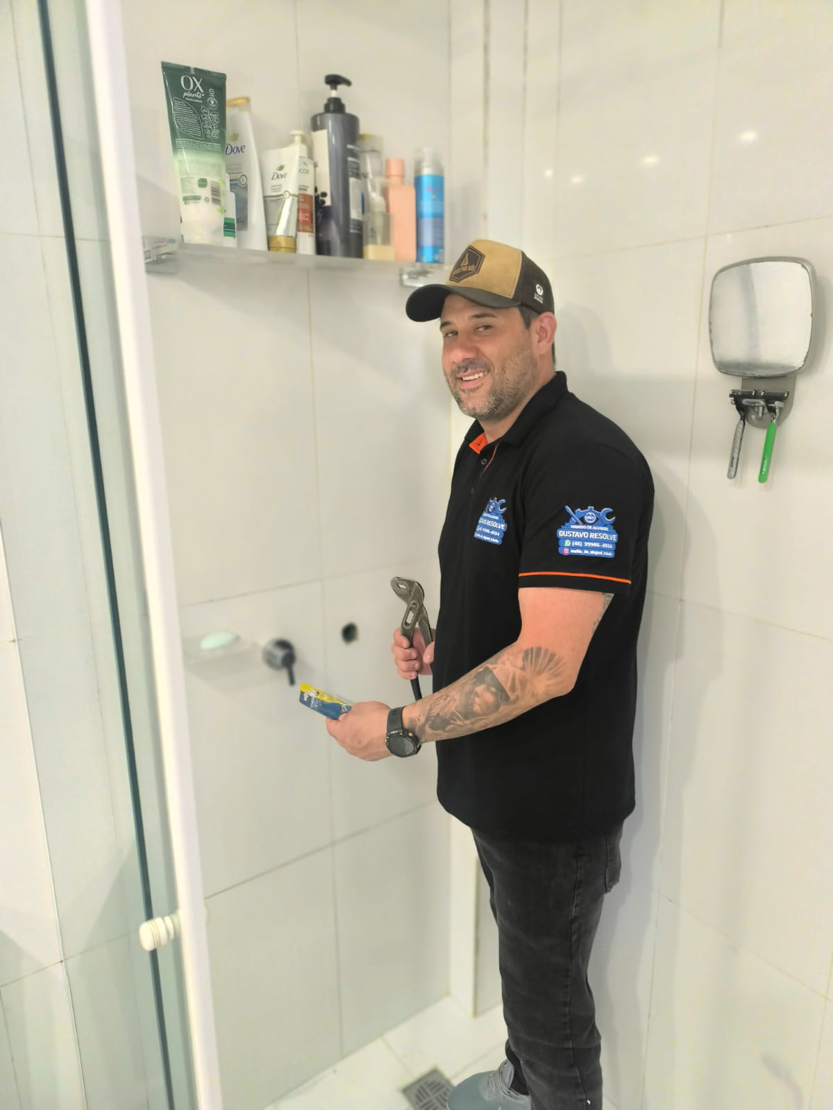 Gustavo Resolve realizando manutenção em box e registro de banheiro